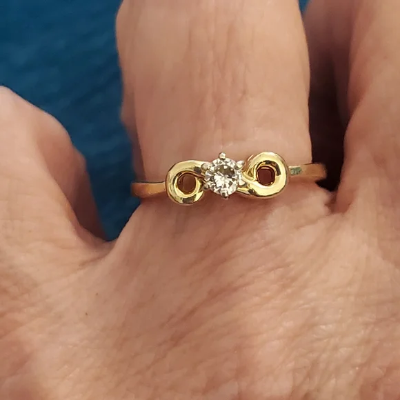 Lovely little 14k yg diamond ring - Picture 3 of 8